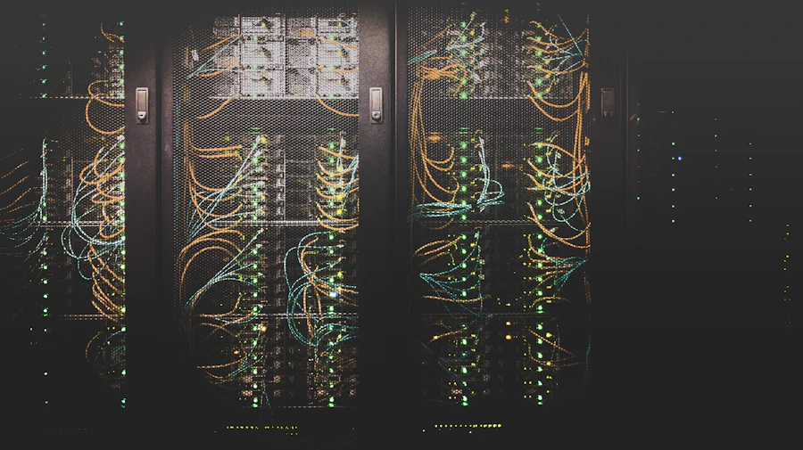 Corredor de servidores em um data center com iluminação azulada